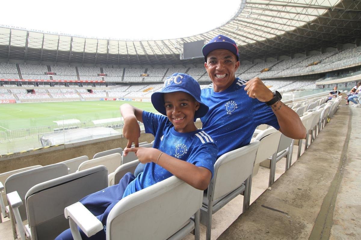 Gabriel Henry, de 11 anos, com o pai, Edimar Nogueira de Oliveira, de 43. Menino acompanha o Cruzeiro no Mineir�o desde pequeno e j� se tornou um torcedor-s�mbolo. Paix�o s� aumentou nos momentos de dificuldade do clube na S�rie B e nesta campanha do acesso, em 2022.