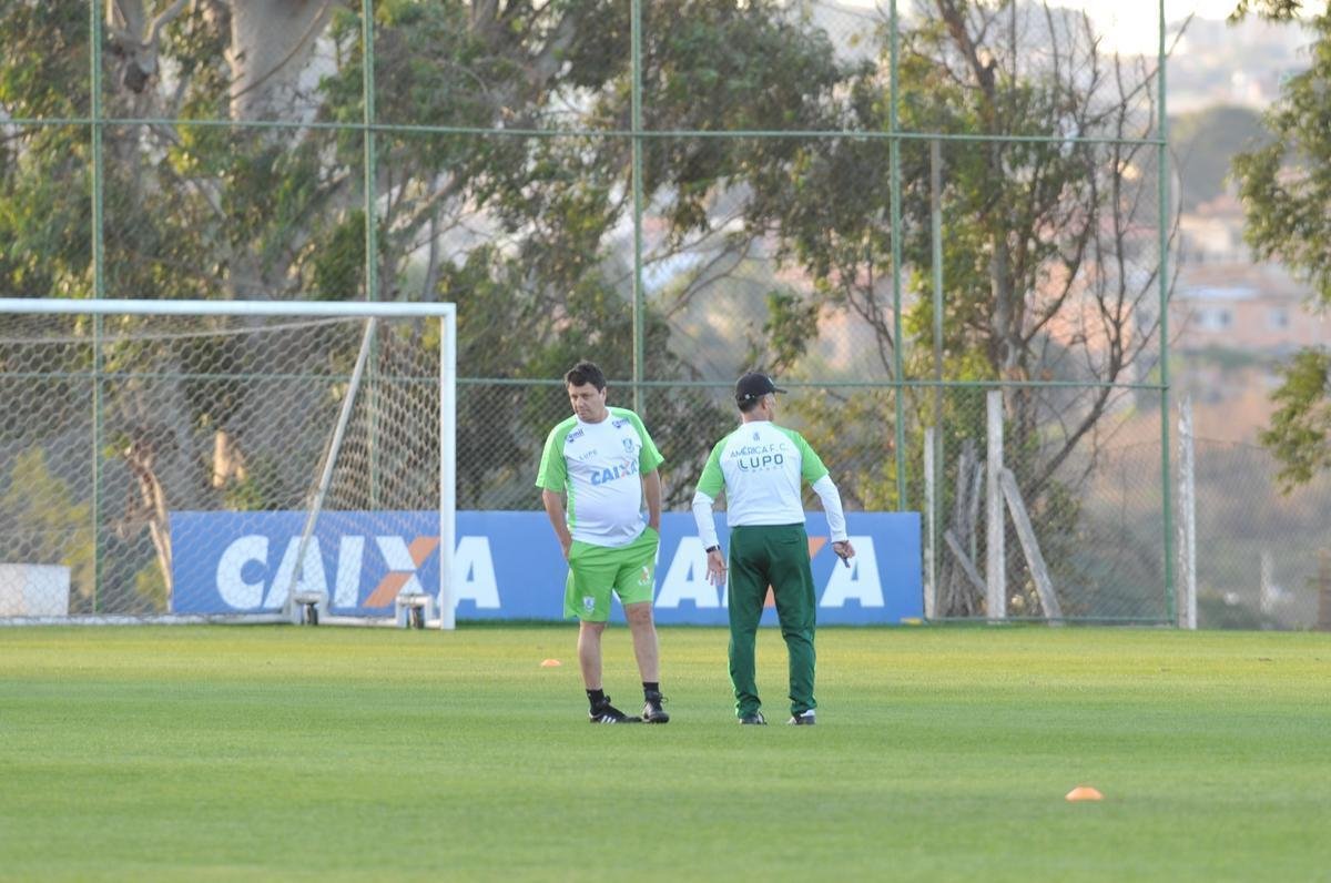 Depois de reunio com elenco e diretoria, Adilson Batista observou treino comandado por Drubscky no Amrica