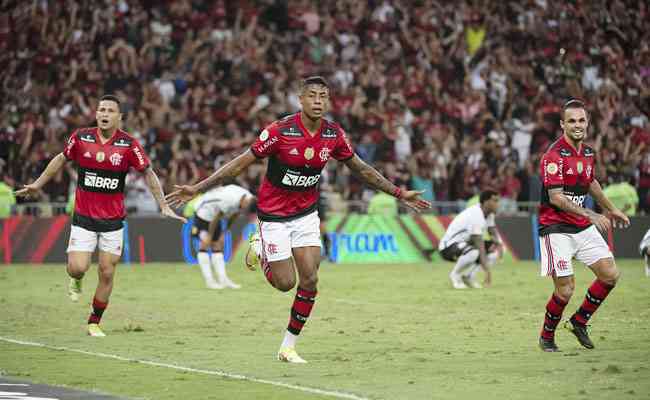 Bruno Henrique marcou gol de cabea aos 48 do segundo tempo