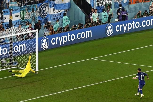 Goleiro Wojciech Szczesny defendeu pnalti cobrado por Messi no duelo entre Polnia e Argentina no Estdio 974