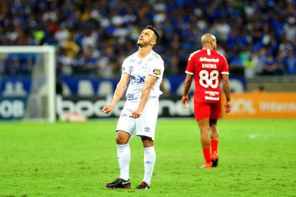 Cruzeiro e Internacional ficaram no empate em jogo com interveno do VAR