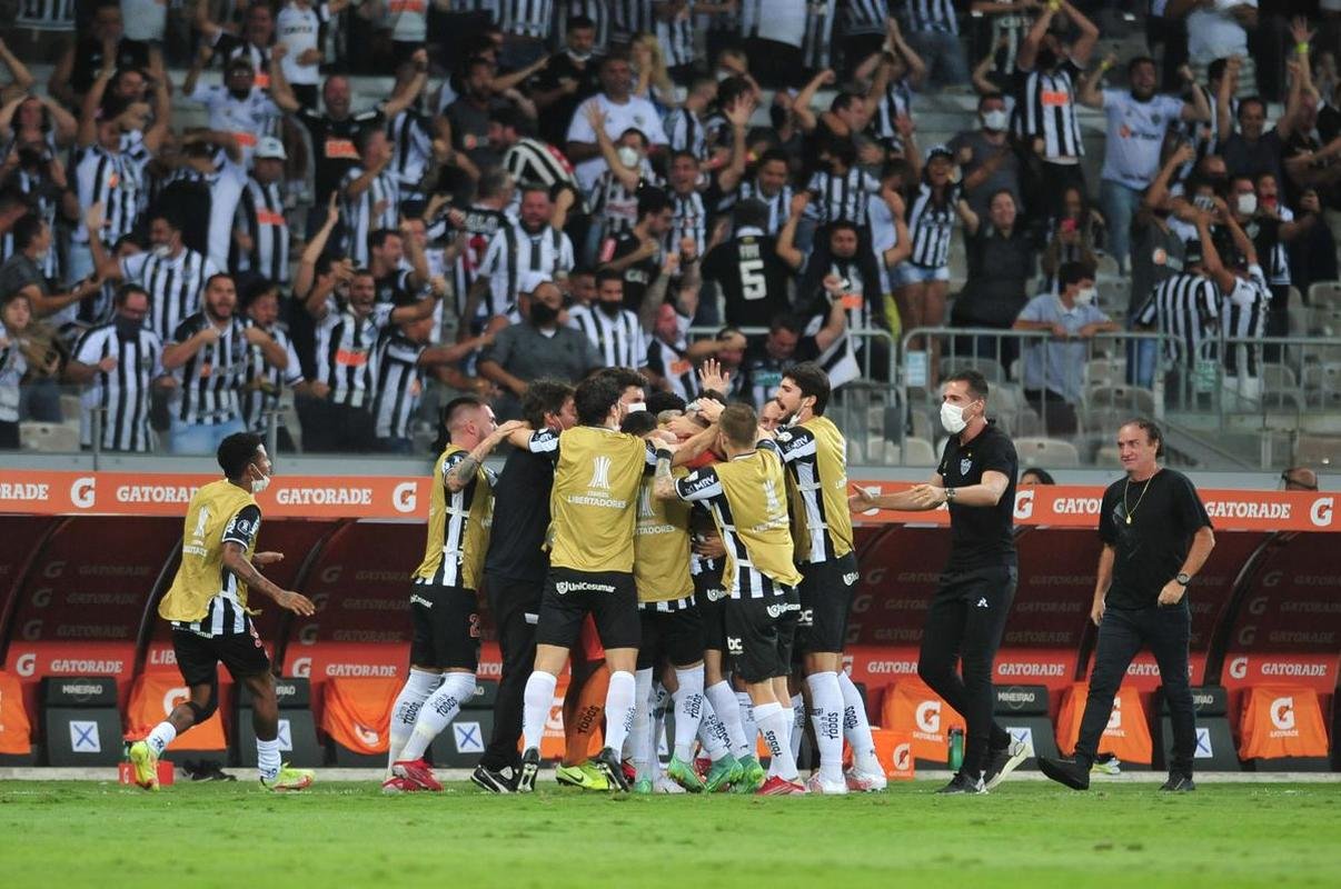 No segundo tempo, de cabea, Vargas abriu o placar para o Atltico no Mineiro: 1 a 0