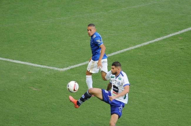 Cruzeiro goleou URT por 3 a 0 no Independncia com gols de Thiago, Machado e Edu em sua estreia no Mineiro. Ronaldo, dono da SAF, assistiu  partida no Horto. Duelo marcou estreia do tcnico uruguaio Paulo Pezzolano