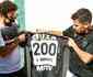 Foto: Leandro Donizete recebe placa e camisa comemorativa por marca de 200 jogos no Galo