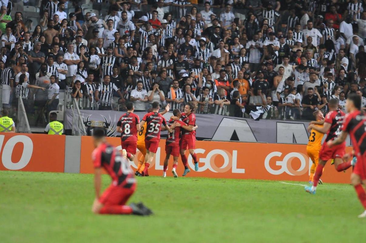 07/08/2022 - Atltico 2 x 3 Athletico-PR - Campeonato Brasileiro - Logo depois do empate com o Palmeiras, o Galo poupou os titulares diante do Athletico-PR e acabou derrotado. O Alvinegro ficou duas vezes  frente no placar, mas acabou levando a virada no ltimo lance.