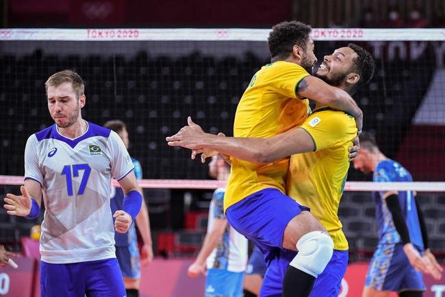 Fotos do jogo entre Brasil e Argentina pela segunda rodada do torneio masculino de vlei dos Jogos Olmpicos de Tquio. Seleo Brasileira venceu, de virada, por 3 sets a 2