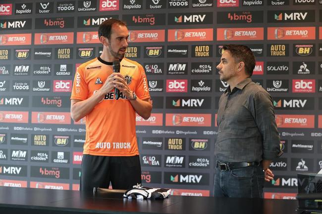 Nesta sexta-feira (21), o experiente zagueiro uruguaio Diego Godn, de 35 anos, foi oficialmente apresentado como reforo do Atltico para 2022. Na Cidade do Galo, em Vespasiano, o atleta concedeu entrevista coletiva para jornalistas e projetou mais um ano vitorioso para o clube mineiro.