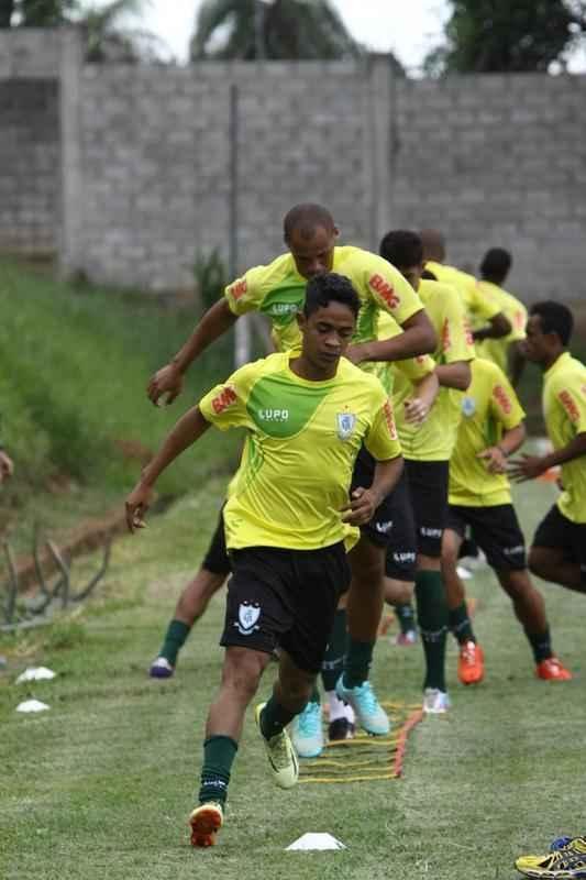 O elenco do Amrica se reapresentou para a temporada 2015 na tarde desta segunda-feira, no CT Lanna Drumond. Depois de reunio com integrantes do conselho de administrao, os jogadores foram para um campo secundrio, onde realizaram o primeiro trabalho com bola. O gramado principal passa por reformas.