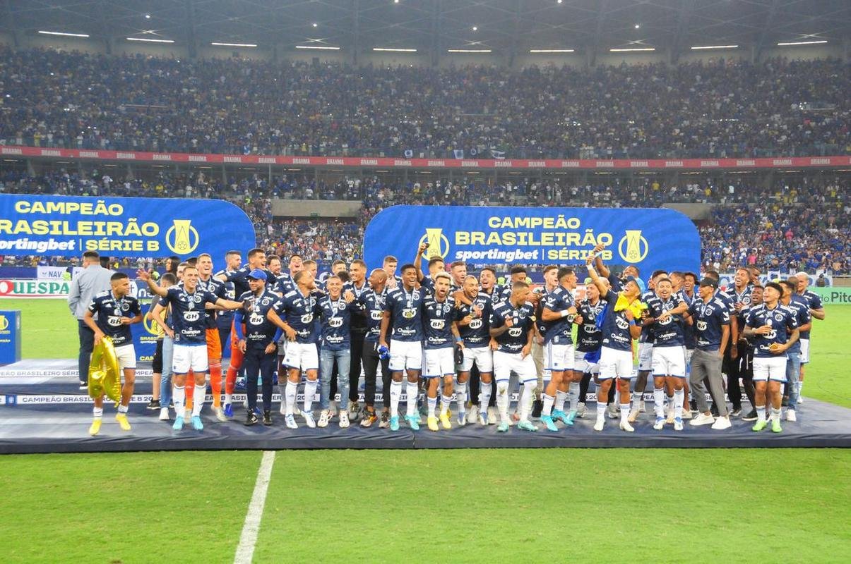 Cruzeiro levanta a taa da Srie B e faz festa no Mineiro