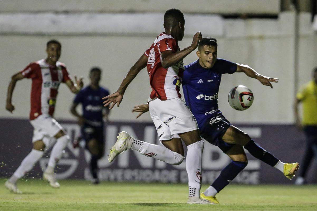 Neste sbado (18/2), o Cruzeiro visitou o Alapo do Bonfim, em Nova Lima, para medir foras com o Villa Nova, pela 6 rodada do Campeonato Mineiro. O time celeste venceu por 4 a 0 - gols de Gilberto (3) e Mateus Vital.