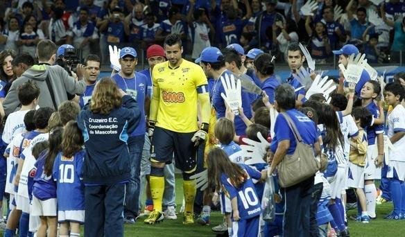 Fbio recebe homenagem no jogo diante do Nutico, no Mineiro