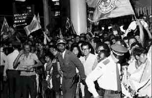 Em 7 de dezembro de 1966, o Cruzeiro conquistou a Taa Brasil, seu primeiro ttulo brasileiro, ao derrotar o Santos de Pel por 3 a 2, no Pacaembu, em So Paulo. Na chegada a Belo Horizonte, os jogadores foram recebidos com muita festa no Aeroporto da Pampulha. Houve desfile em carro aberto e uma homenagem na sede do Governo de Minas.