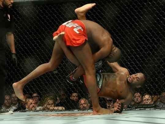Jon Jones (bermuda vermelha) venceu Daniel Cormier por decisão unânime e manteve o cinturão