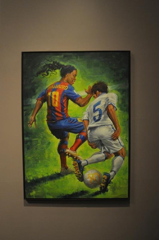 Ronaldinho Gacho lanou nesta tera-feira, no Mineiro, a exposio 'Fragmentos de um gacho', do artista Camaleo; astro ainda entrou para a Calada da Fama do estdio, em Belo Horizonte.