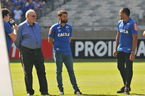 Cruzeiro apresentou para sua torcida no Mineiro os atacantes Sobis, camisa 7, e bila, que vestir a 50