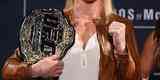 Coletiva do UFC 196 em Las Vegas - A campe peso galo, Holly Holm, com o cinturo