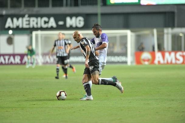 Lances do primeiro tempo do duelo entre Atltico e Defensor, pela terceira fase da Copa Libertadores