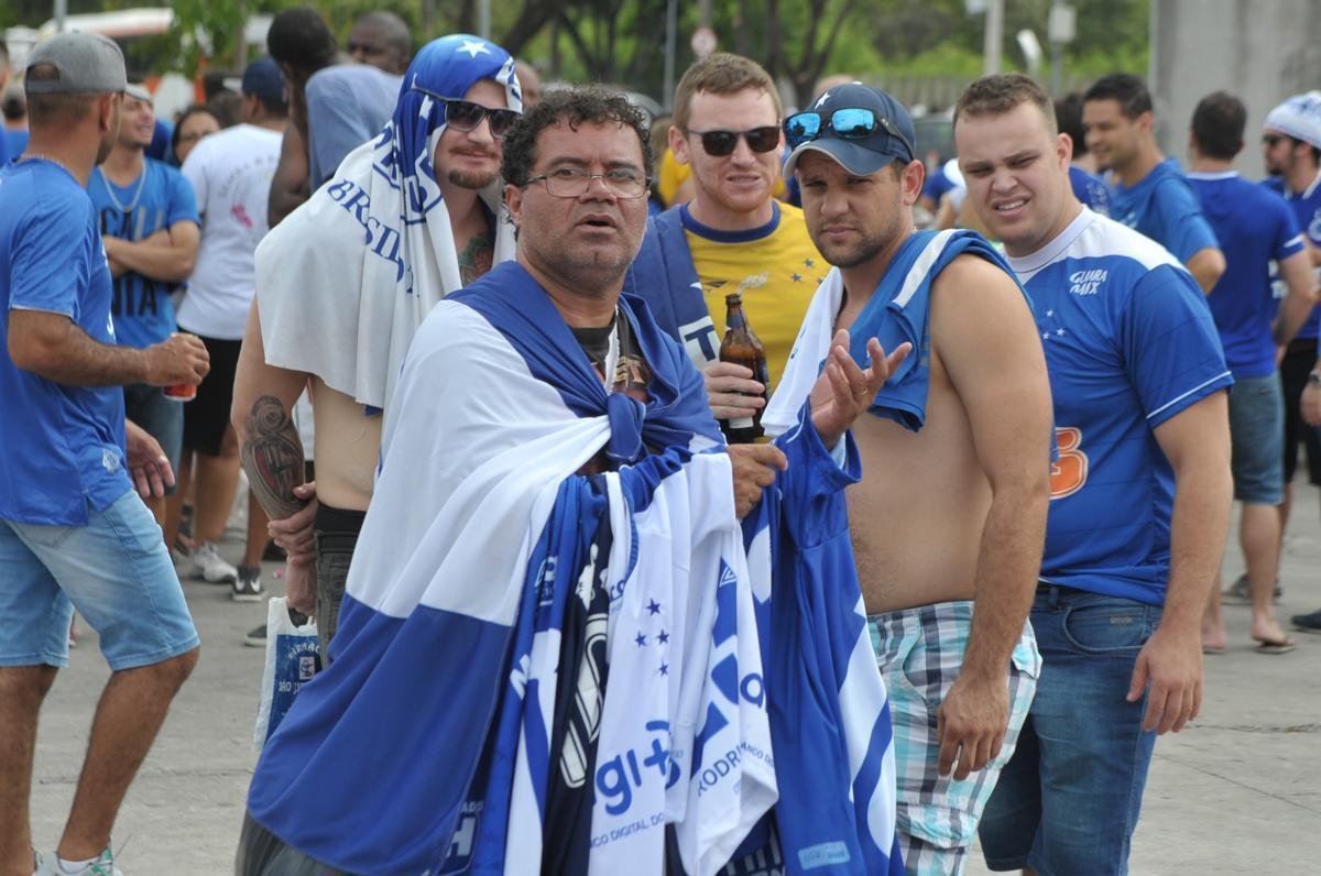 Fotos da torcida do Cruzeiro no primeiro clssico da final do Mineiro, contra o Atltico, no Mineiro