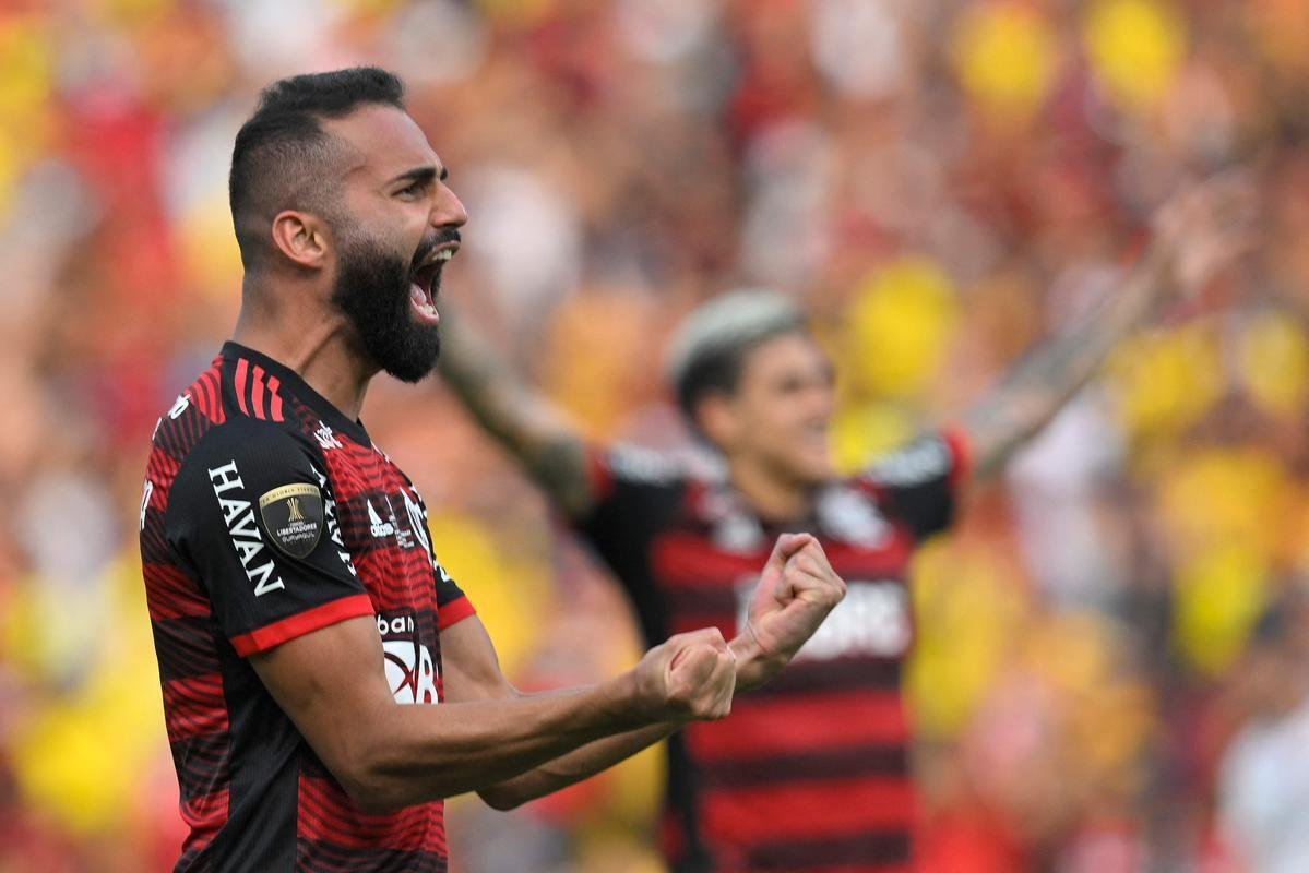 Flamengo ergue a taa de tricampeo da Copa Libertadores. Na final, venceu o Athletico por 1 a 0, em Guayaquil, com gol de Gabigol