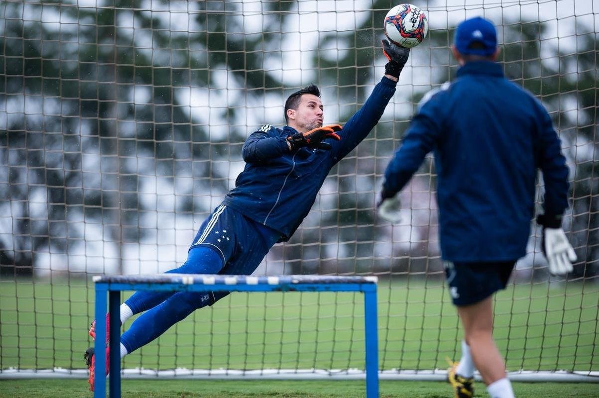 Jogadores do Cruzeiro treinaram na manh deste domingo na Toca da Raposa II