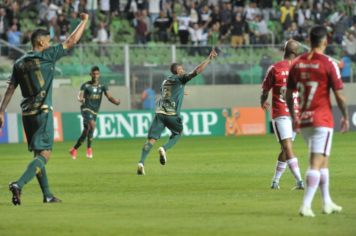Juninho abriu o placar para o America com um golao, em chute de fora da rea: 1 a 0