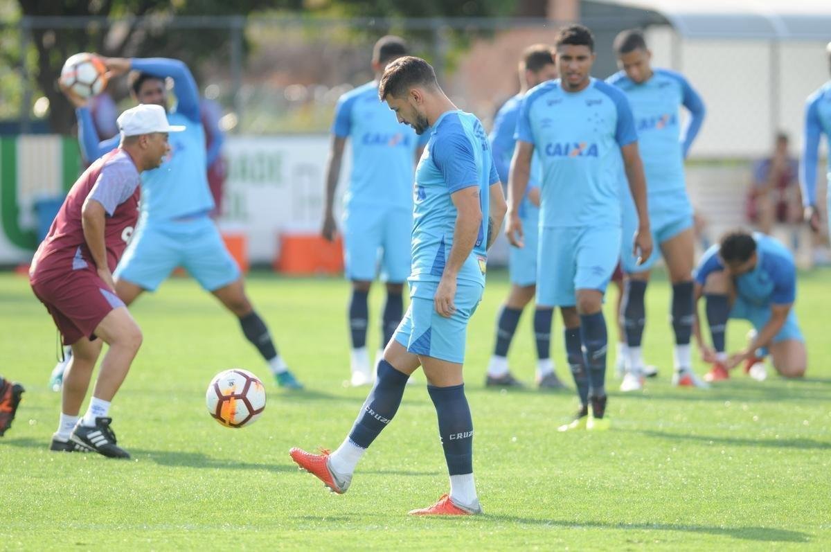 Mano Menezes voltou a fechar treino na Toca da Raposa II e permitiu imagens apenas do aquecimento. O certo  que o treinador voltar a contar com o Cruzeiro ideal diante do Boca Juniors, na quinta-feira, no Mineiro. Todos os atletas esto  disposio para duelo de volta das quartas de final da Libertadores