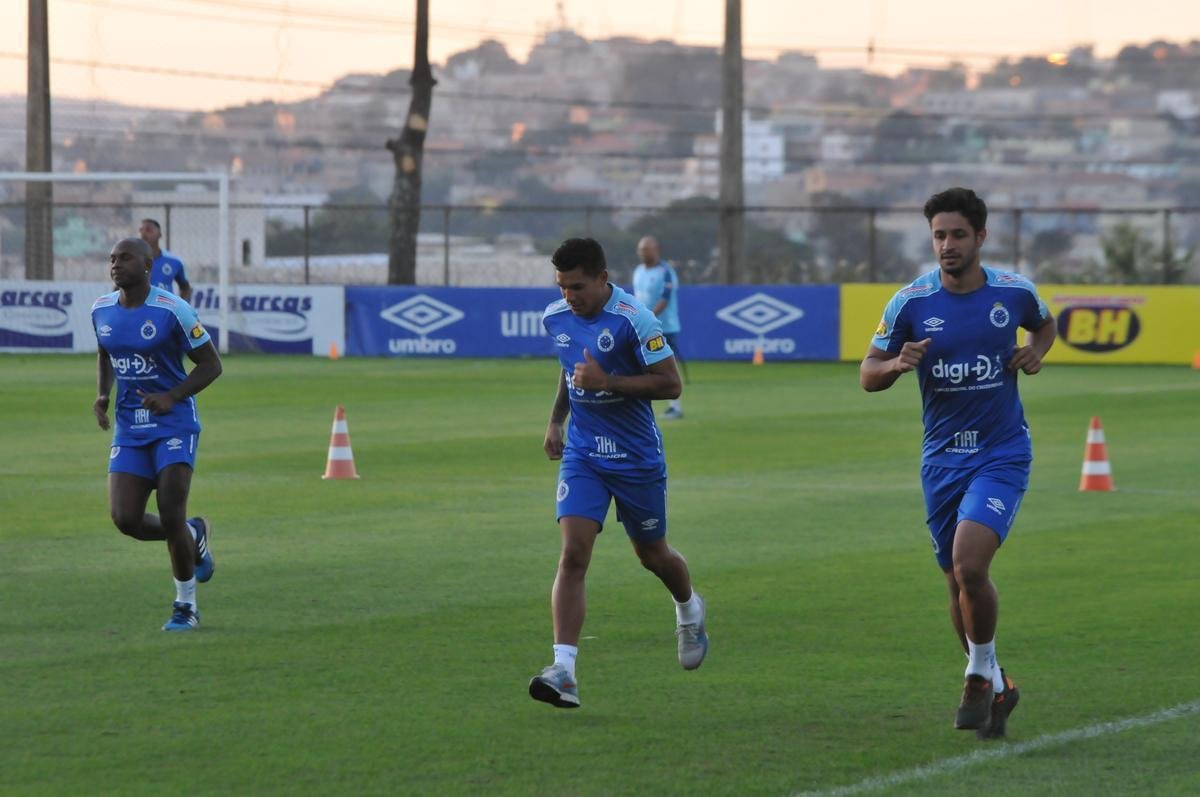 Cruzeiro iniciou sua intertemporada nesta segunda-feira na Toca da Raposa II. Tcnico Mano Menezes contou com elenco completo. Grupo agora comea preparao para decises com Atltico na Copa do Brasil, River Plate na Copa Libertadores e 29 rodadas restantes do Campeonato Brasileiro