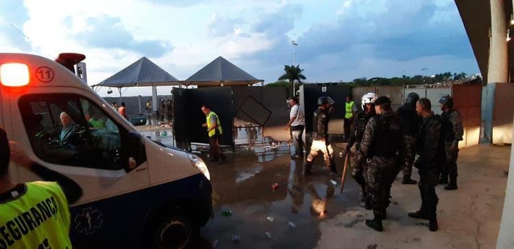 Torcedores são atendidos depois de briga generalizada no Mineirão, iniciada logo após o clássico entre Cruzeiro e Atlético. Tudo começou com invasão de atleticanos em camarotes de cruzeirenses. Segurança privada do estádio demorou a chegar e a conter o atrito. PM, também atrasada, precisou usar bombas de efeito moral. Imagens mostram atendimento dos feridos.