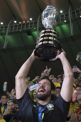 Seleção Brasileira derrota Peru por 3 a 1, conquista Copa América e ergue a taça no Maracanã; veja as fotos da festa do Brasil