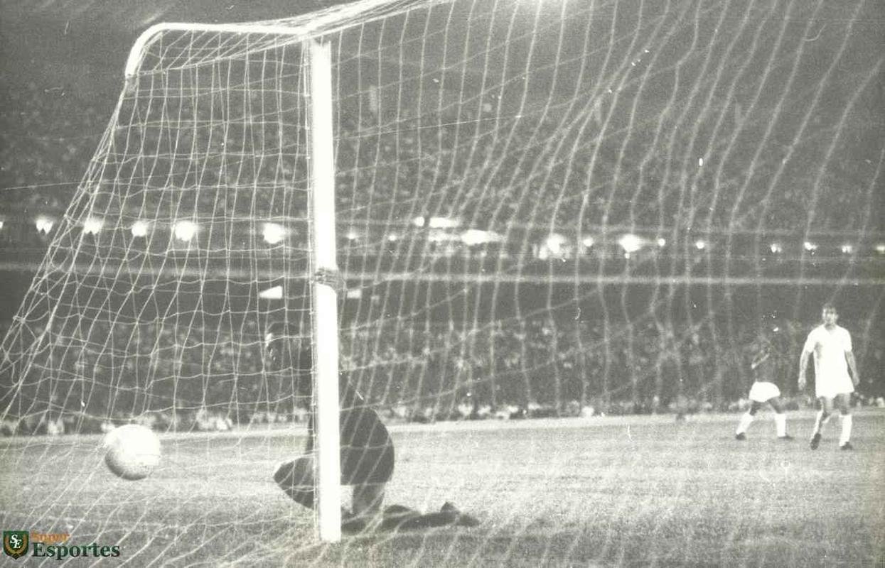 Imagens da vitria do Cruzeiro sobre o Santos, por 6 a 2, no Mineiro, no jogo de ida da final da Taa Brasil de 1966. Gols celestes foram marcados por Z Carlos (contra), Natal, Dirceu Lopes (3) e Tosto (pnalti)