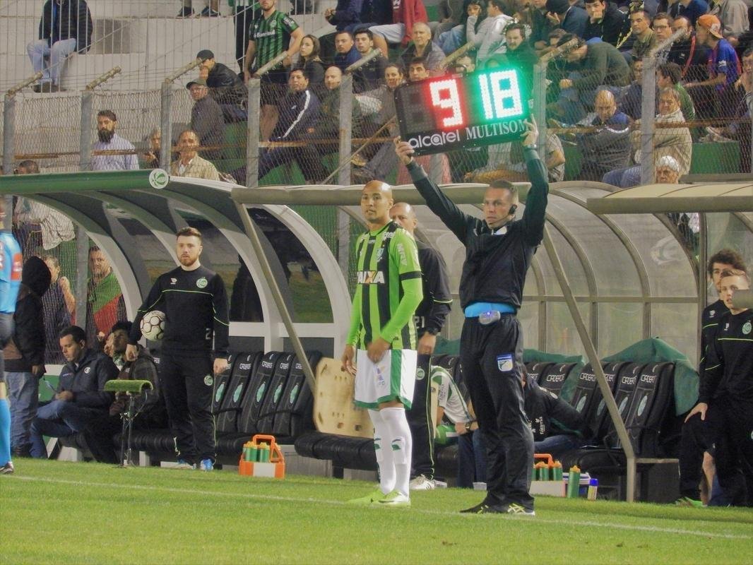 Hugo Almeida - com cinco gols em 29 jogos, o centroavante no teve o contrato renovado para 2018. O clube marroquino Ittihad Tanger, do Marrocos, j acertou sua contratao.