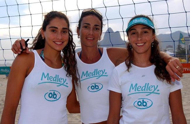 Isabel entre as filhas Carol e Maria Clara, que seguiram os passos da me no vlei de praia

