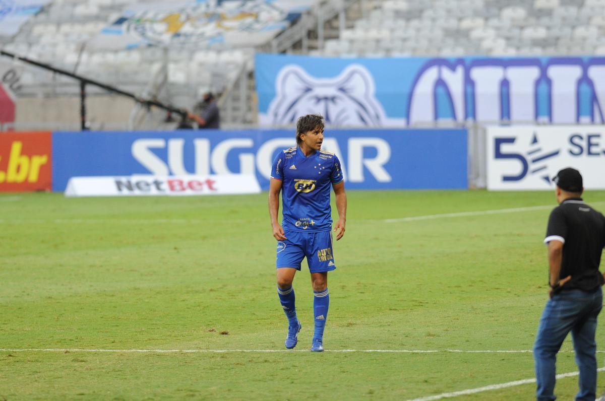 Cruzeiro estreou novo uniforme do centenrio na vitria por 1 a 0 sobre o Athletic, no Mineiro, pelo Mineiro. Verso  completamente azul, fugindo  tradio do clube de ter o calo e os meies brancos.