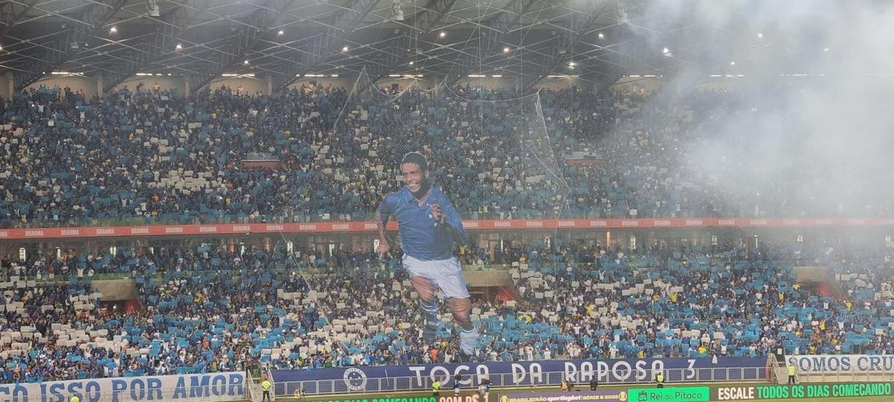 Cabuloso: torcida do Cruzeiro promove mosaico 3D com Ronaldo no Mineiro