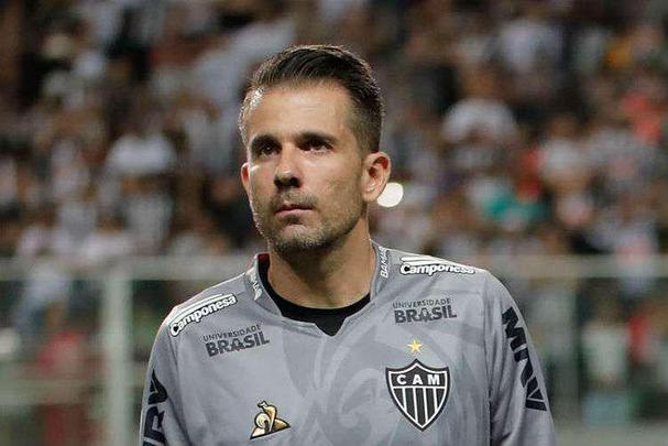 08/12/2019 - Na última rodada do Campeonato Brasileiro, o Atlético, que já havia garantido vaga na Copa Sul-Americana no jogo anterior, mandou uma equipe reserva para encarar o Internacional no Beira-Rio. Apesar da derrota por 2 a 1, a partida ficou marcada positivamente pela volta de Victor. O goleiro, que não atuava desde julho em função de uma tendinite no joelho esquerdo, foi titular no lugar de Cleiton, que o substituiu ao longo do segundo semestre.