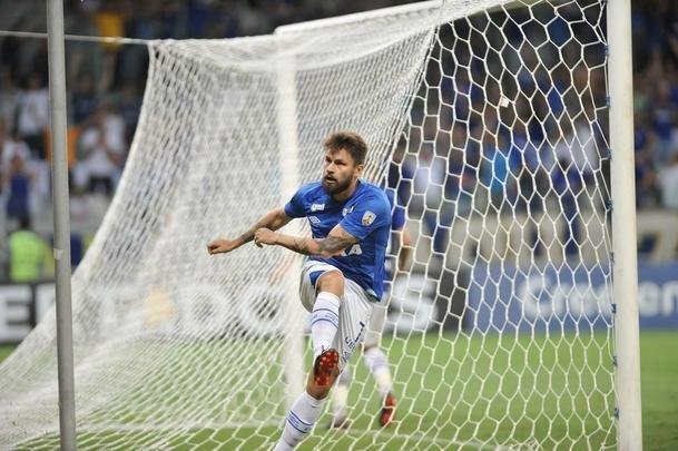 Rafael Sobis marcou o stimo gol do Cruzeiro sobre La U no Mineiro: 7 a 0
