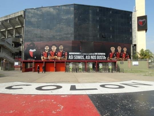 Construído em 1946, o Cemitério de Elefantes foi onde o Colón venceu o Santos de Pelé, a Seleção Argentina, o Peñarol, então campeão mundial, e os poderosos River Plate e Boca Juniors