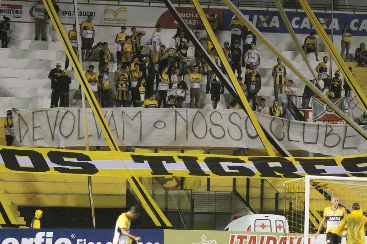 Fotos da vitria de virada do Amrica sobre o Cricima no Estdio Heriberto Hulse, em Cricima, pela Srie B