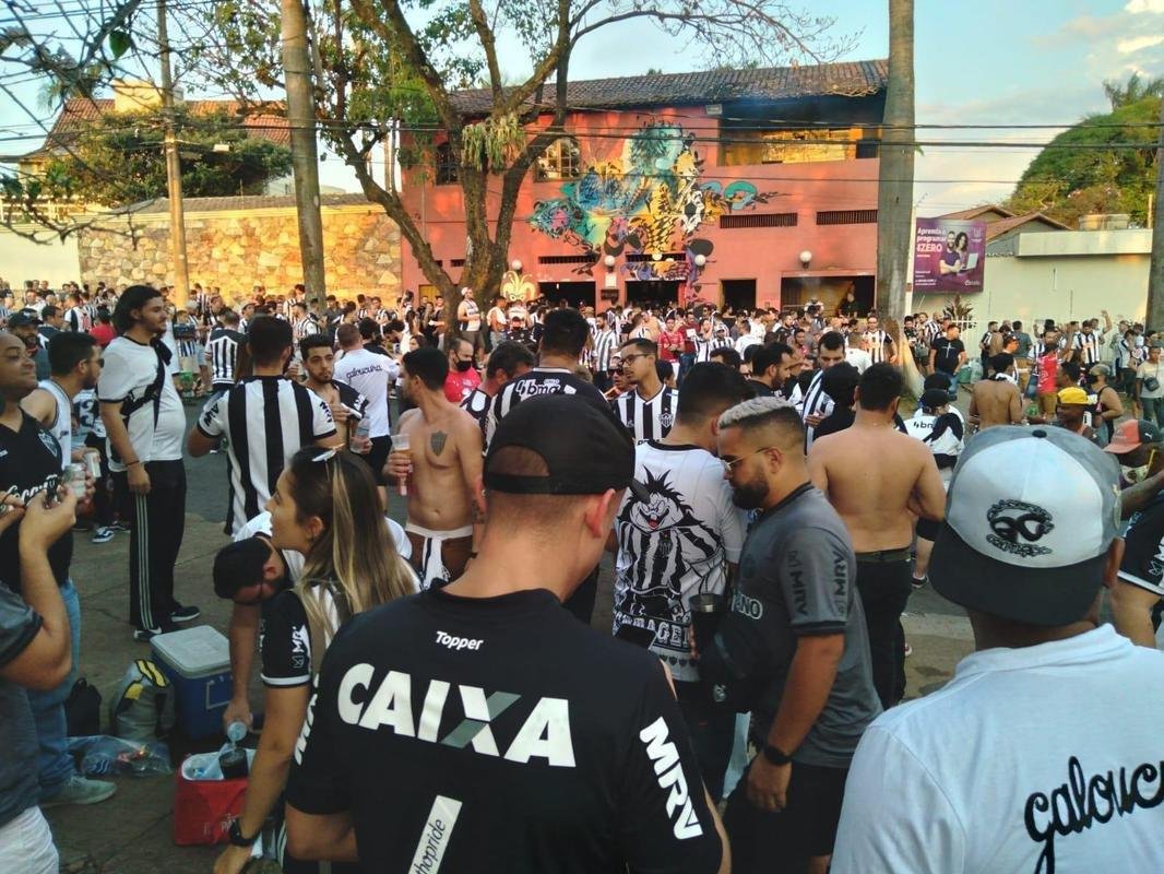 Fotos da torcida do Atltico no pr-jogo contra o Palmeiras no Mineiro