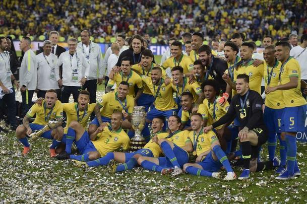 Seleção Brasileira derrota Peru por 3 a 1, conquista Copa América e ergue a taça no Maracanã; veja as fotos da festa do Brasil