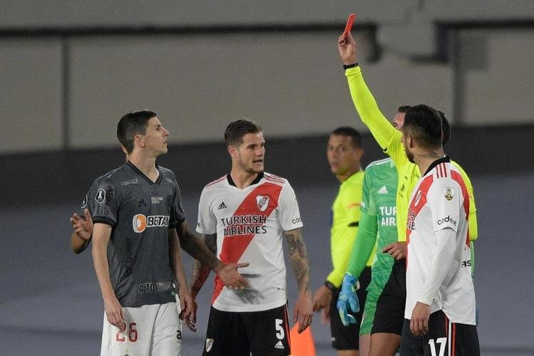 Fotos da expulso de Nacho Fernndez, do Atltico, na partida contra o River Plate pela Libertadores. Jogador atingiu o adversrio de forma no intencional numa dividida de bola e acabou recebendo o carto vermelho aps reviso do VAR