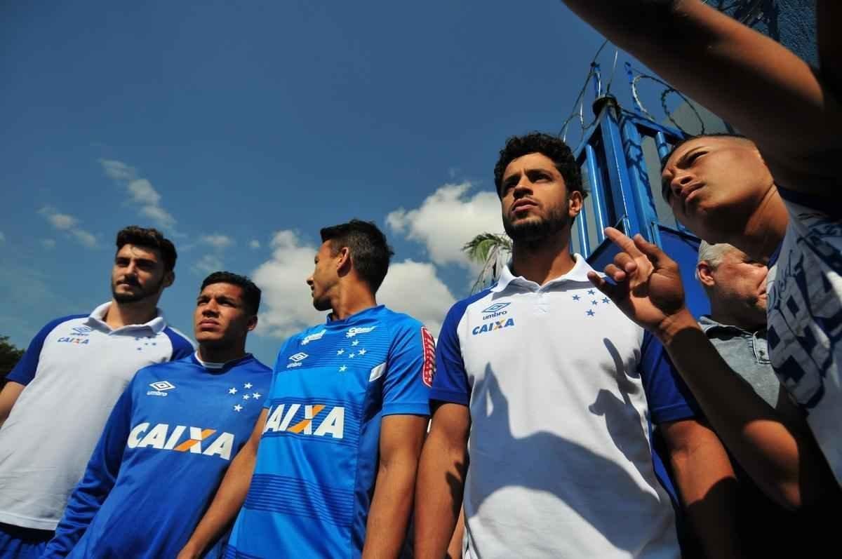 Antes do ltimo treinamento visando ao jogo contra o Grmio, os jogadores do Cruzeiro receberam apoio de torcedores na porta da Toca da Raposa II. O capito Henrique foi o porta-voz do elenco com os cruzeirenses. Alm dele, participaram da reunio o zagueiro Leo, o goleiro Rafael, o meia Robinho, o volante Lucas Romero e o meia Thiago Neves.