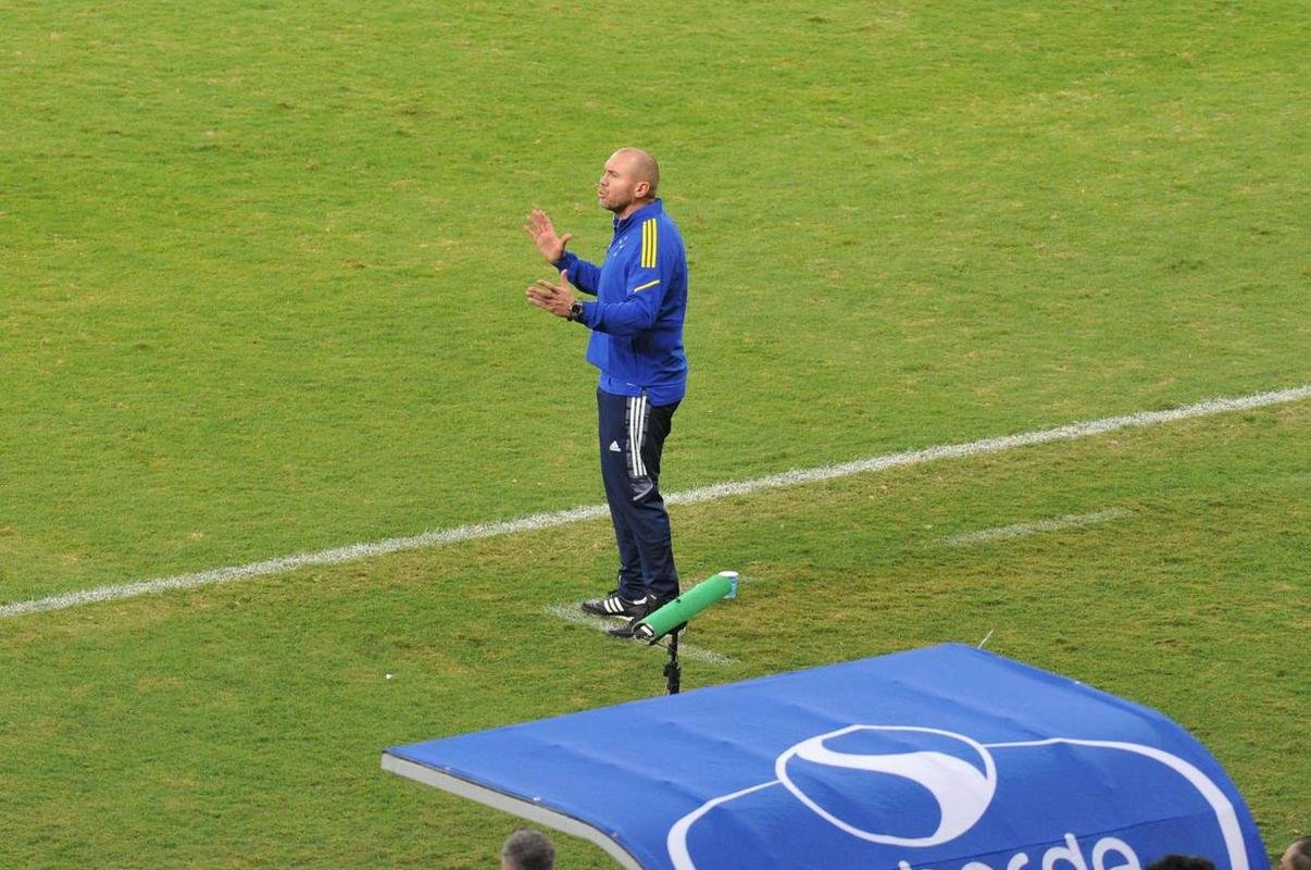 Mozart Santos - 2 vitrias, 7 empates e 4 derrotas em 13 jogos (33,33%)