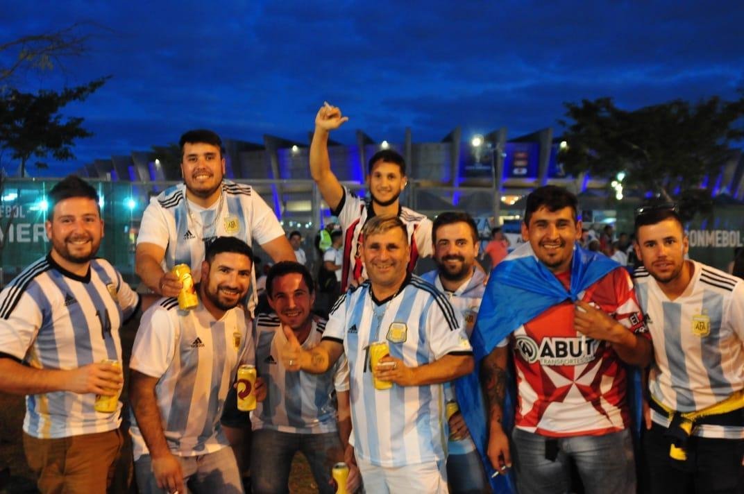 Torcedores de Argentina e Paraguai na chegada ao Minero para duelo pela Copa Amrica