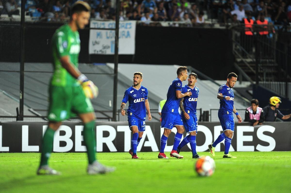 Fotos do primeiro tempo de Racing e Cruzeiro, no El Cilindro, pela Copa Libertadores. Arrascaeta empatou para o Cruzeiro, de cabea, aps cruzamento de Egdio