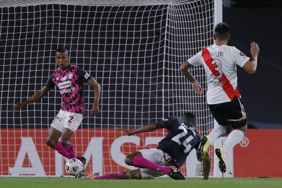 Com 25 casos simultneos de COVID-19, River Plate enfrentou Independiente Santa Fe-COL com apenas 11 jogadores disponveis e com o volante Enzo Prez improvisado como goleiro.