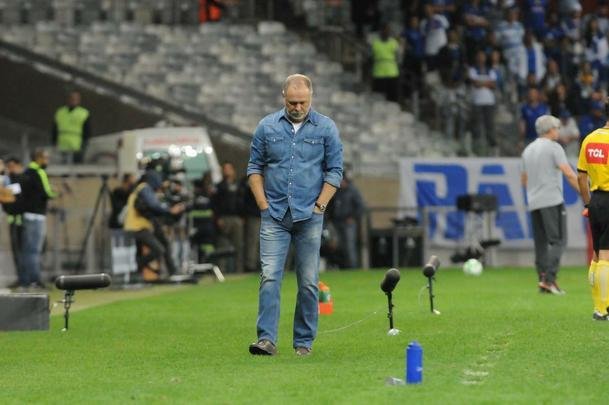 As reaes de Mano Menezes na partida contra o Inter, no Mineiro, pela semifinal da Copa do Brasil