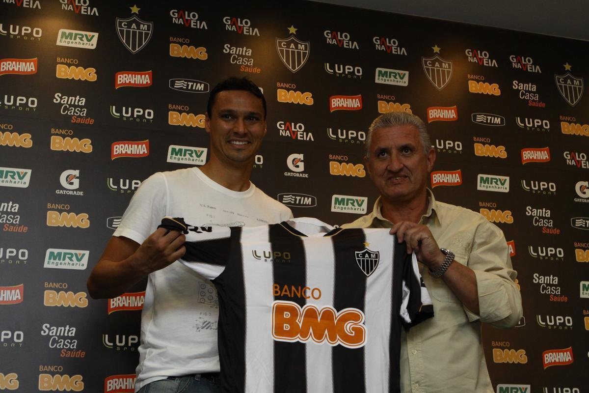 Emerson - jogador chegou para compor elenco em agosto de 2014. Entretanto, ele teve uma grave leso e pouco atuou pelo Galo. Foi cedido ao Ava, em 2015, e ao Botafogo-RJ, em 2016. Aps esse ltimo emprstimo, ele rescindiu com o Alvinegro. Ele atuou em apenas 14 partidas com a camisa atleticana.