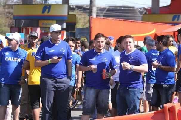 Movimentao intensa de cruzeirenses no entorno do Mineiro antes de jogo com o Santa Cruz
