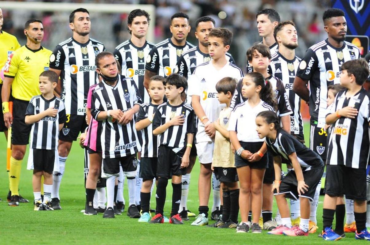 Mascotinhos do Atltico no jogo contra o Juventude, no Mineiro, pelo Campeonato Brasileiro de 2022